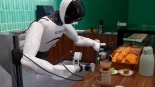 China entrena robots como alumnos en un aula: aprenden a preparar café y hacer tareas domésticas