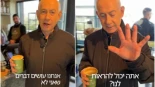 «¿Dicen que estoy qué?» Netanyahu visita un café en medio de rumores de su muerte y muestra que tiene 5 dedos [eng]