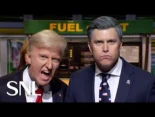 Saturday Night Live (SNL): «Hola. Soy yo, Donald Trump. Puede que me recordéis por promesas de campaña como "bajar los precios de la gasolina" y "se acabaron las guerras"» [ENG]