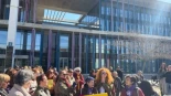 La periodista Cristina Fallarás, apoyada por unas 200 personas en los juzgados de Zaragoza: "Creo que la víctima soy yo y no Ayax"