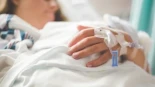 Brote de meningitis en Reino Unido: dos estudiantes murieron, otros 11 están gravemente enfermos y miles tomando medicación