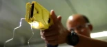 Zaragoza gastará 80.000 euros en pistolas táser por exigencia de Vox ignorando las alertas por muertes