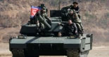 El líder norcoreano Kim y su hija montan juntos en un tanque durante un entrenamiento militar [ENG]