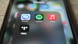 Condenado por defraudar 8M $ mediante reproducciones falsas por bots de música creada por IA (ING)