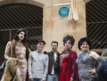 Barcelona rinde homenaje a la artista Carmen de Mairena con una placa en el Raval