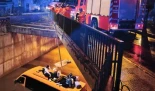 Tenerife: Una guagua con turistas queda atrapada en el agua y tienen que ser rescatados