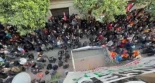 Centenares de personas se concentran ante el bloque Sant Agustí contra el desahucio de los ‘colivings’