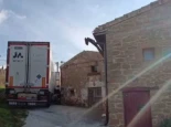 Un camión con 25 toneladas de patatas queda atascado en Senosiain tras seguir el GPS