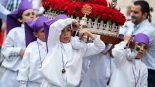 La moda de las procesiones infantiles llega a Asturies
