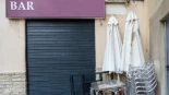 Recoge las mesas, apaga las luces del bar y aparecen dos clientes a última hora: '¿No me puedes poner nada?'