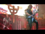 Judas Priest interpreta "Rising from ruins".
