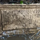 Se adentra en el bosque en busca de espárragos y encuentra una lápida romana (ITA)