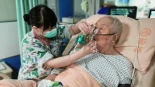 Por qué las personas mayores corren mucho más riesgo por la COVID o la gripe