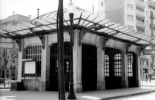 La reliquia ferroviaria de 1931 que preside una plaza de Barcelona