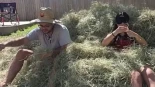 Dos 'streamers' se pasan 8 horas buscando, literalmente, una aguja en un pajar