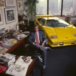 Banqueros de Wall Street en la oficina con sus coches – década de 1980 [Eng]