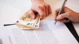 Encuentra 23.000 euros en una parada de autobús, los devuelve y le recompensan con menos de 20 euros