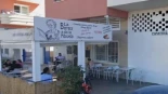 Un atraco con un machete en un bar de Mijas acaba entre risas y sin botín porque nadie creyó que fuera real: "The money, now"