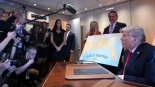 Trump registra su nombre como marca comercial antes del cambio de nombre del aeropuerto de Palm Beach. El presidente tiene un largo historial de poner su propio nombre a las cosas [EN]