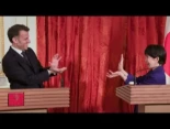 Macron y Takaichi terminan su rueda de prensa con un Kamehameha de Dragon Ball
