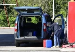 Conductores franceses hacen acopio de gasolina en bidones en la muga atraídos por el descuento