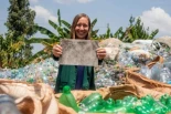Una ingeniera en Uganda consigue transformar botellas de plástico en baldosas de pared resistentes