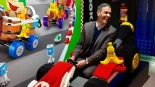 "Venga, ¿dónde está la marcha?" Pedro Sánchez sube a bordo de LEGO Mario Kart en su visita al OXO Museo del Videojuego