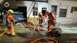 Un coche de Policía Nacional choca contra una casa en Alaquàs y provoca un incendio en la planta baja
