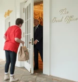 Trump recibe un pedido de McDonald’s en la Casa Blanca y responde a preguntas sobre Irán junto a repartidora
