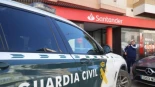 Atraco de película en Benetússer: unos ladrones roban en un banco y maniatan a las limpiadoras que les han sorprendido en plena acción