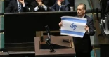 Un diputado de extrema derecha exhibe una bandera israelí con una esvástica en el parlamento polaco [ING]