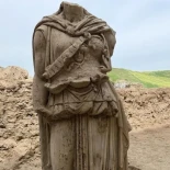 Hallada en el teatro occidental de Laodicea una estatua de mármol blanco de Atenea de dos metros de altura
