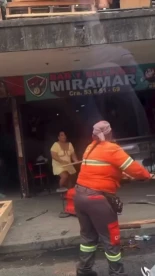 Dos mujeres se pelean con una escoba y por un hombre en el centro de Medellín