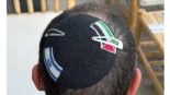 "Tu kipá es ilegal": Hombre detenido para ser interrogado por llevar bandera israelí y palestina en su kipá [HEB]