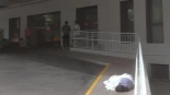 Una joven de 24 años permanece dos horas y media tirada a las puertas de Urgencias del Hospital de Sant Joan de Alicante tras un brote psicótico