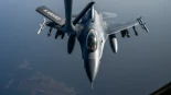 Estados Unidos ataca un petrolero iraní en Ormuz e Israel bombardea las afueras de Beirut por primera vez tras la tregua