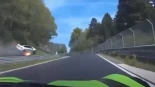 Caos en Nürburgring: un Tesla sale volando, la batería arde y todo se complica de golpe