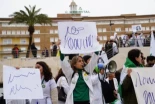 Los médicos españoles salen a la calle exhibiendo pancartas ilegibles