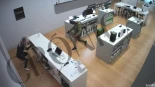 Atracan la tienda Apple de Mataró a punta de pistola
