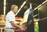 Un hombre está deseando jubilarse para poder centrarse en colapsar las cajas del supermercado