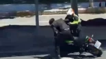 Varios ciudadanos reducen a un ladrón al intentar robar dos motos a sus dueños en un semáforo de Alicante