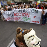 La indignación del 15-M revienta al calor de la crisis y apaga la 'mascletà'