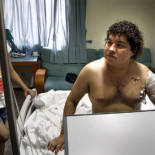 El juez imputa a los dos jefes del boliviano que perdió un brazo