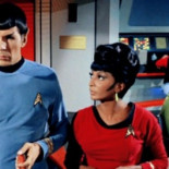 Leonard Nimoy luchó para que Nichelle Nichols (Uhura) tuviera un salario equitativo [en]