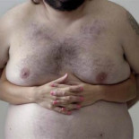 Una campaña contra el cáncer de mama utiliza las tetas de un hombre para evitar su censura