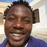 La felicidad de Ismail por haber logrado saltar al paraíso, un país que le da cama, comida, ropa y, quizá, trabajo