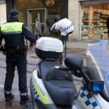 Dejan a sus tres hijas de 7 años solas dentro del coche y vuelven borrachas del bar