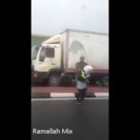 Soldado israelí obliga a chica palestina a recoger un cuchillo del suelo antes de detenerla