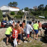 Un herido trasladado por bañistas hasta la ambulancia, atascada a medio kilómetro de la playa por coches mal aparcados