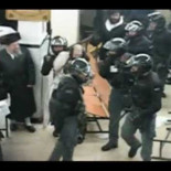 La policía Israelí ataca una sinagoga de Judios que criticaba la actuación del Gobierno hacia los Palestinos